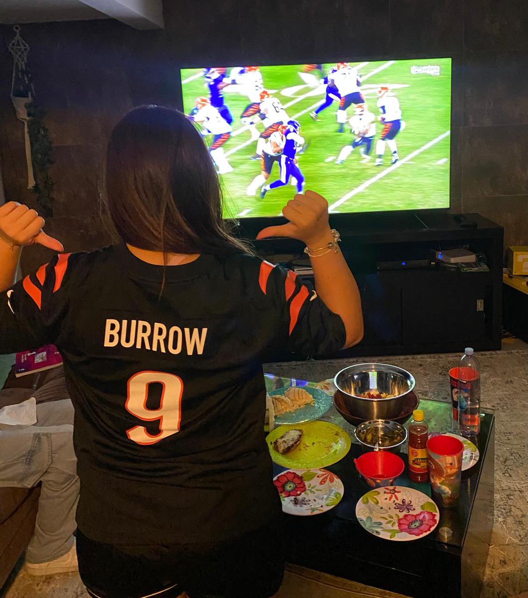 vonchisss's tweet photo. SALUDOS @FOXSports 
AQUI EN PIE #impactoNFL 
@FOXSportsMX @FOXSports #NFL
#Bengals https://t.co/AaZsMBUe1t