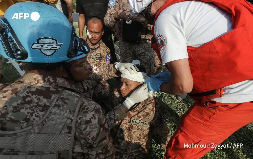 AFP's tweet photo. At least five UN peacekeepers have been wounded in an Israeli air strike in south Lebanon, the United Nations says, in a raid that also killed three civilians

https://t.co/jIh2wYUAas https://t.co/D5RbVQ6M7o