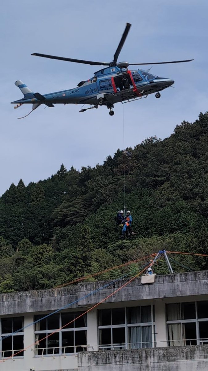 SP_saitai's tweet photo. 【訓練】本日11月８日、賀茂郡松崎町において、屋上に避難した要救助者をヘリコプター（ふじ３号）で救出す���訓練を行いました。
　今後も救出救助活動能力の向上に努めてまいります。 https://t.co/bHXSnIpDNr