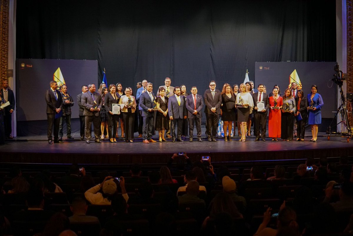 PrensaMiTrabajo's tweet photo. Ministro de Trabajo, @RolandoCastroSv, felicitó a las empresas galardonadas en el #PremioNacionalAlTrabajoDecente
Estas organizaciones han demostrado su compromiso con la dignidad y los derechos laborales. https://t.co/jSaEFKIl22