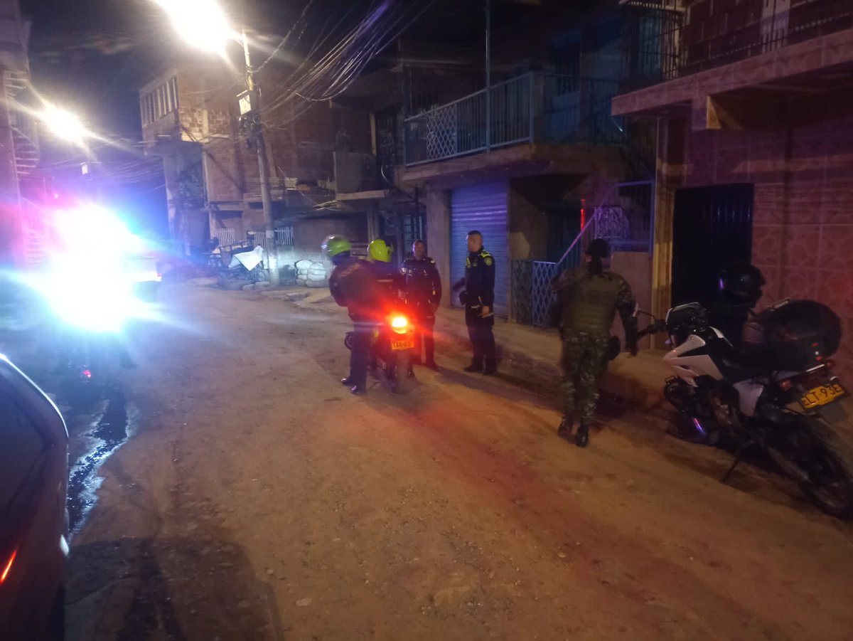 alejoeder's tweet photo. En este momento nuestra @PoliciaCali y @Ejercito_Div3 realizan patrullajes en diferentes zonas de Cali. No nos vamos a detener hasta capturar a quienes atenten contra la vida de los ciudadanos. 

Trabajaremos sin parar hasta recuperar la tranquilidad. #PlanCaliSegura https://t.co/fc8EkrVF1Y