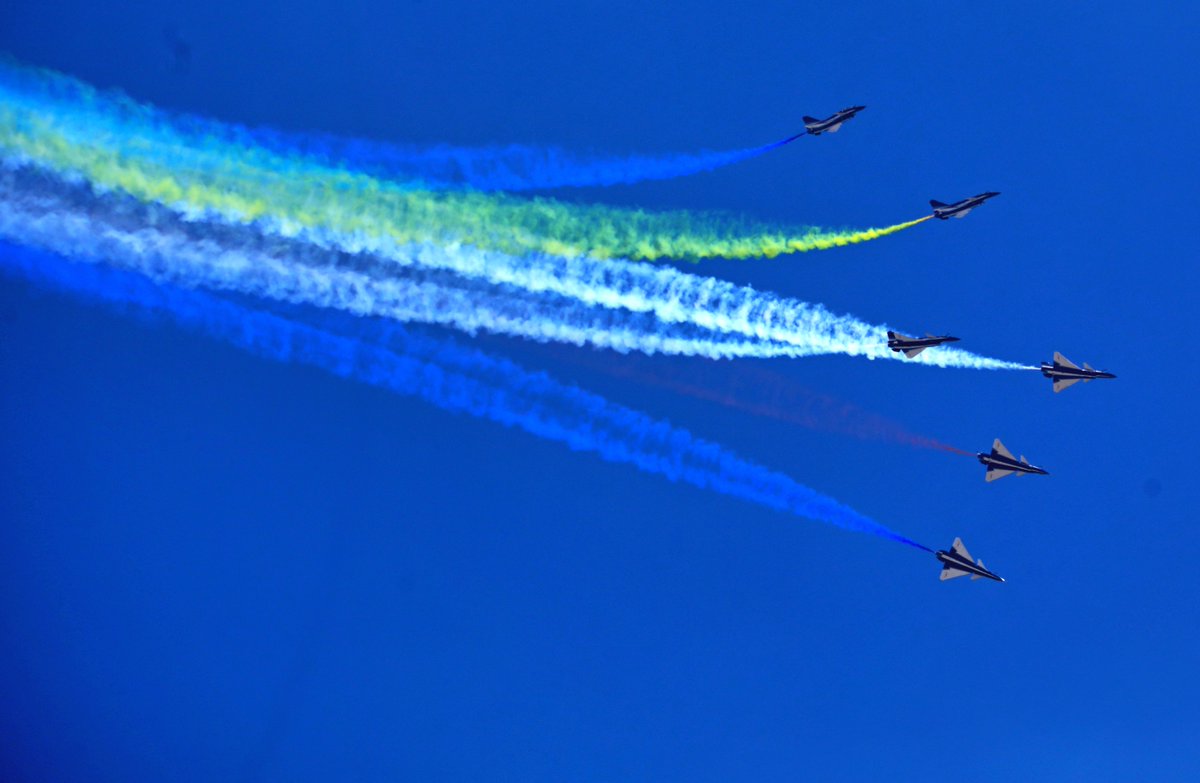 CZhizhuxia's tweet photo. The #RedFalcon air demonstration team training in #Zhuhai for the 15th #AirshowChina #ZhuhaiAirShow2024 
📷Li Jianshu &amp; Zhangzhou https://t.co/b58SH9ntLN