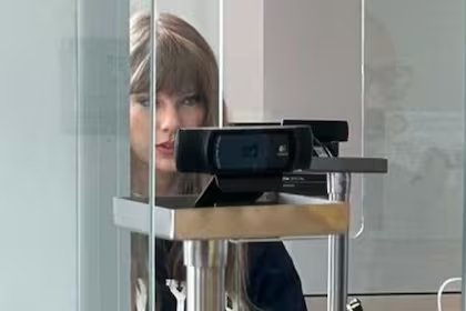 swiftvoragine's tweet photo. oficialmente estamos cumpliendo el primer aniversario de taylor swift en argentina https://t.co/9i9cwae0pb