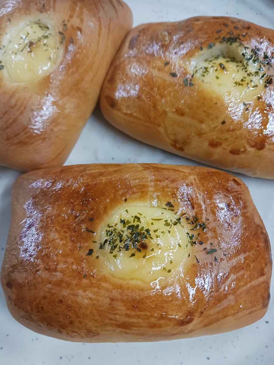 coffeecanueda's tweet photo. こんにち��☕
伏線回収のお時間です☝️
前回の〔栗ーむモンブラン〕の後ろにあった〔ごぼうパン〕気になりませんでしたか？これです！これが！
〔ごぼうパン　150円🤪〕
超辛🔥のきんぴらごぼうが入ってます😆 https://t.co/IiCmQ651gb