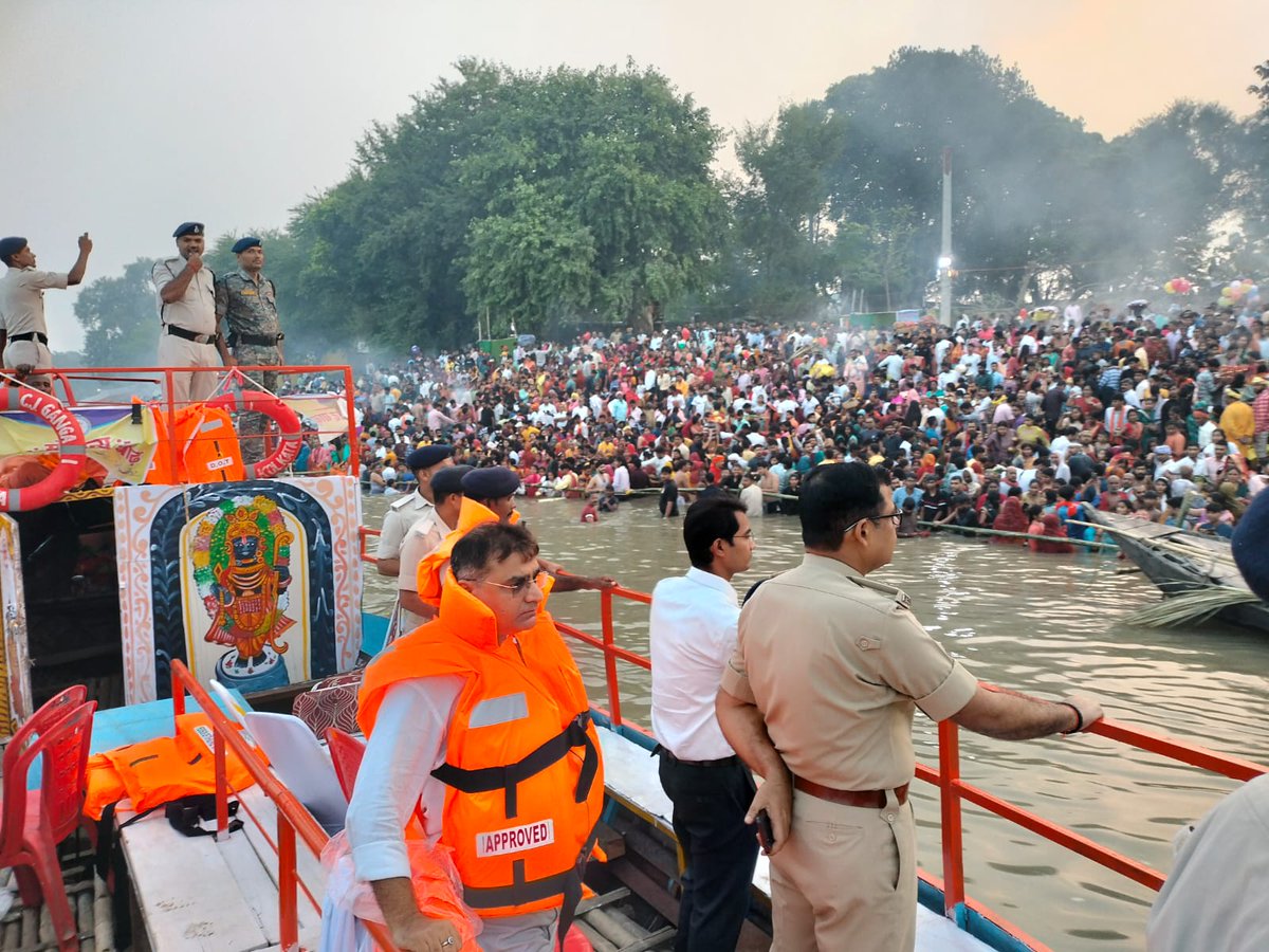 sdm_barh's tweet photo. लोक आस्था के पावन पर्व छठ पूजा के अंतिम दिन उषाकाल में उदयीमान भास्कर भगवान को अध्दर्य के समय आज दिनांक 08/11/24 को अनुमण्डल पदाधिकारी बाढ़ एवम अनुमण्डल पुलिस पदाधिकारी बाढ़ द्वारा बाढ़ अनुमण्डल अंतर्गत विभिन्न घाटों पर जाकर भीड़ प्रबंधन तथा सुरक्षा व्यबस्था का निरीक्षण किया गया। https://t.co/hDMzDzjlij