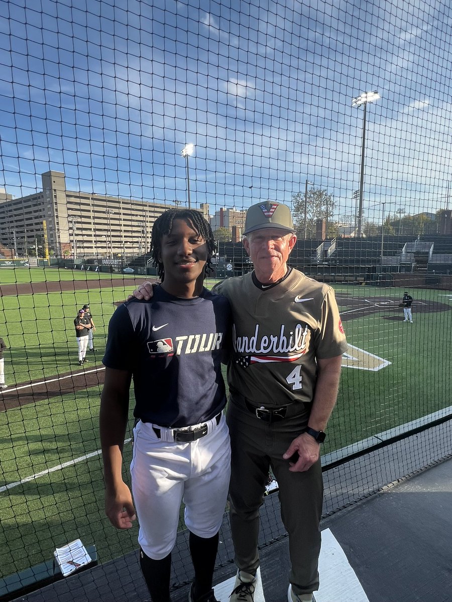 BraylonEdward1's tweet photo. Many thanks to coach @TimCorbin @CoachRo1Coleman @GlydeSpeed @VandyBoys and  @TheJmMorris for a wonderful camp, and a great experience this past weekend. Also got to meet big time star @RjAustin14. #VandyBoys #AnchorDown https://t.co/bOwHS3BmhH