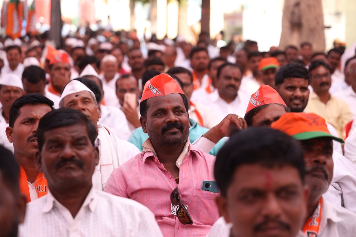 JM_Scindia's tweet photo. उन्नत महाराष्ट्र-मजबूत देश!

महाराष्ट्र की जनता का उत्साह यह बता रहा है कि उनका आशीर्वाद प्रधानमंत्री श्री @narendramodi जी के नेतृत्व वाली सरकार के साथ ही है।

कर्जत जामखेड़ (महाराष्ट्र) में भाजपा प्रत्याशी श्री राम शंकर शिंदे जी के समर्थन में आयोजित सभा को संबोधित किया और जनता को आह्वान किया की विधानसभा चुनाव में भाजपा के पक्ष में दिया हुआ उनका हर एक मत प्रदेश में प्रगति और खुशहाली का मार्ग प्रशस्त करेगा।
