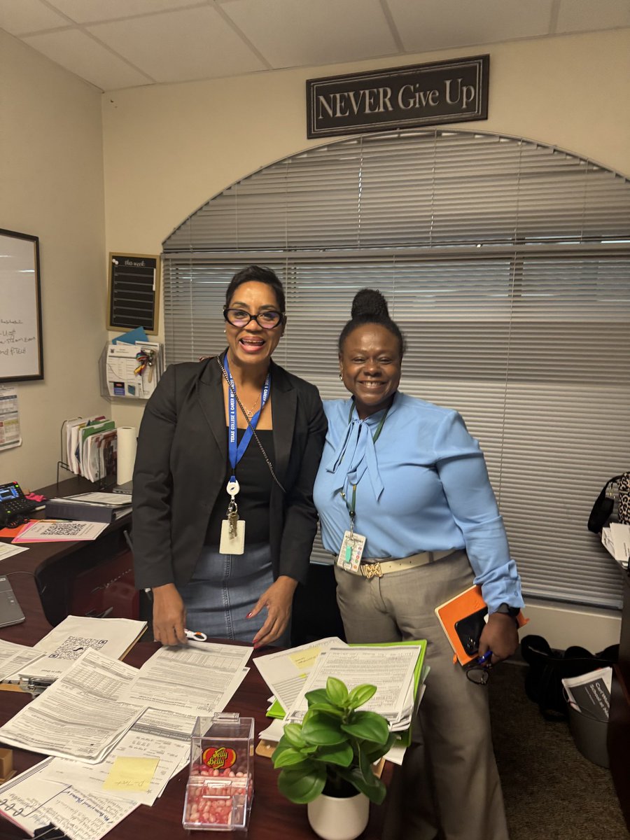 KWilliamsDLD's tweet photo. When ALA cohort members link up and one ALA cohort meets with her principal! #LeadershipDevelopment #LeadershipDefinition #collaboration #TwinCreeks #SpringHigh #Dekaney https://t.co/MklVzhPNV7