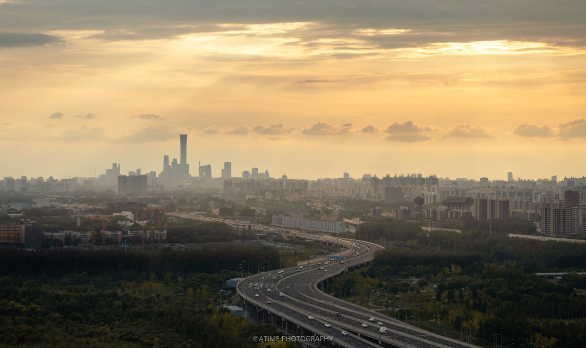 17780507Com's tweet photo. Looking down from a high-rise building outside Beijing's East Fifth Ring Road, a graceful S-shaped road leads to the city center like a flowing ribbon
#Travel #china #beijing #photography  #City https://t.co/VMW42vuoht