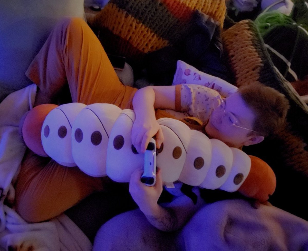 hellocutecumber's tweet photo. I am trying so hard to get a few samples in before January for the new Cuddle Bug lineup but funds are super low!! Please consider supporting me by grabbing a Bug on my backerkit store while you can!! https://t.co/jXlE6wCmha