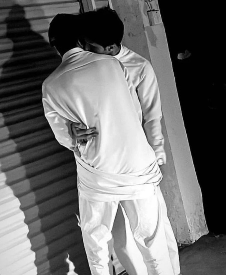 اذا خويك مايحضنك اتركه