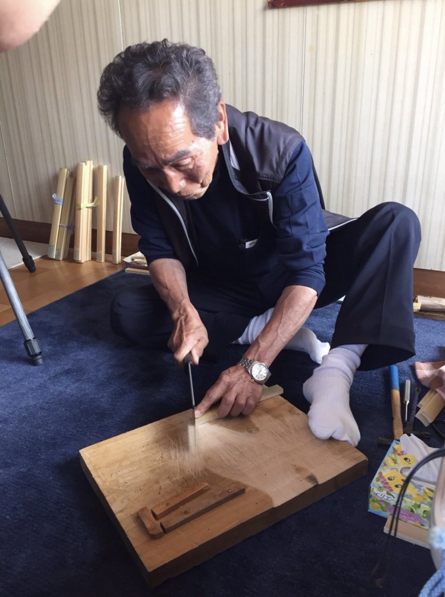 goitaosa's tweet photo. 先日のイベント時にも質問がありましたので、ねこまどショップさんから発売されている「ごいた竹駒」を作られている職人さんをご紹介します

石川県能登町宇出津在住、志幸幸三さん

写真は2016年に大阪支部が初めてご自宅の作業場を見学させて頂いたときのものです

#石川県 #能登町 #宇出津 #ごいた https://t.co/cEZu4xtBwb