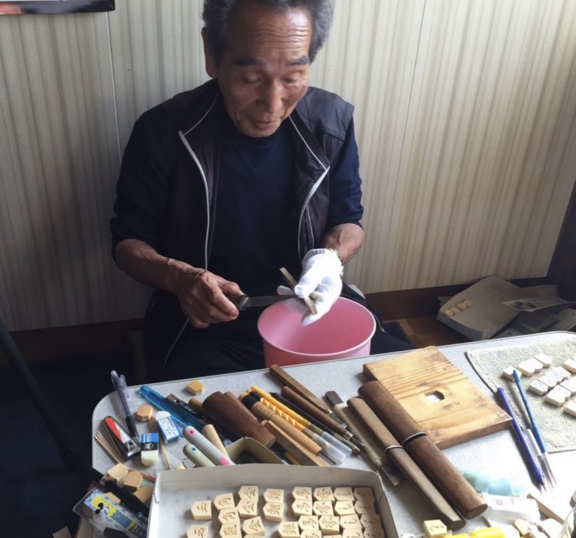 goitaosa's tweet photo. 先日のイベント時にも質問がありましたので、ねこまどショップさんから発売されている「ごいた竹駒」を作られている職人さんをご紹介します

石川県能登町宇出津在住、志幸幸三さん

写真は2016年に大阪支部が初めてご自宅の作業場を見学させて頂いたときのものです

#石川県 #能登町 #宇出津 #ごいた https://t.co/cEZu4xtBwb