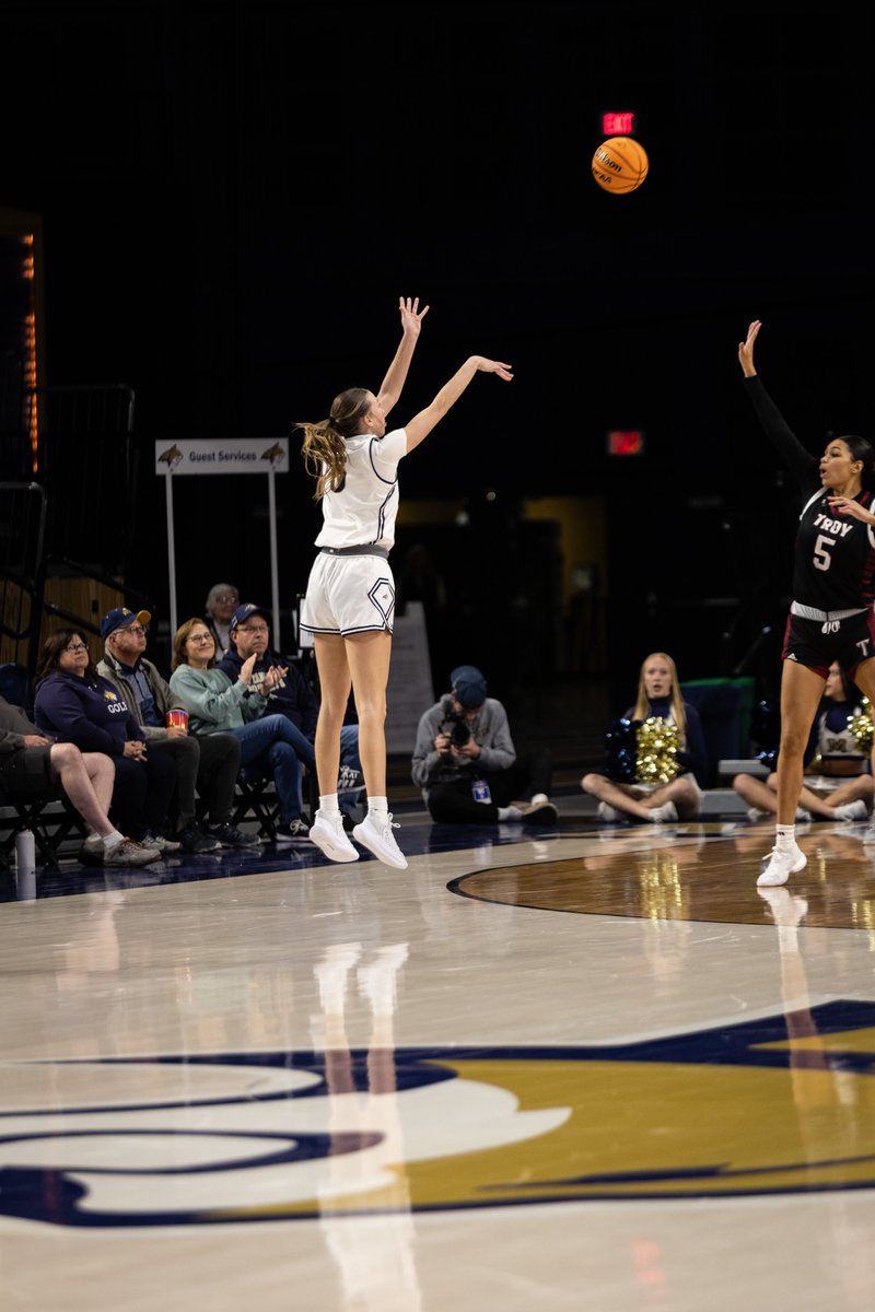 MSUBobcatsWBB's tweet photo. ELLA JUST HIT HER 4⃣th THREE 🎯

Montana State 65
Troy 54
4Q | 5:05

#All4One | #GoCatsGo https://t.co/YstYFlvJQh