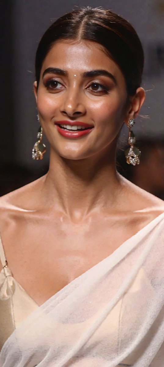 Poojastann's tweet photo. A vision in every sense, she redefines beauty #PoojaHegde https://t.co/YxIWMwmwuJ