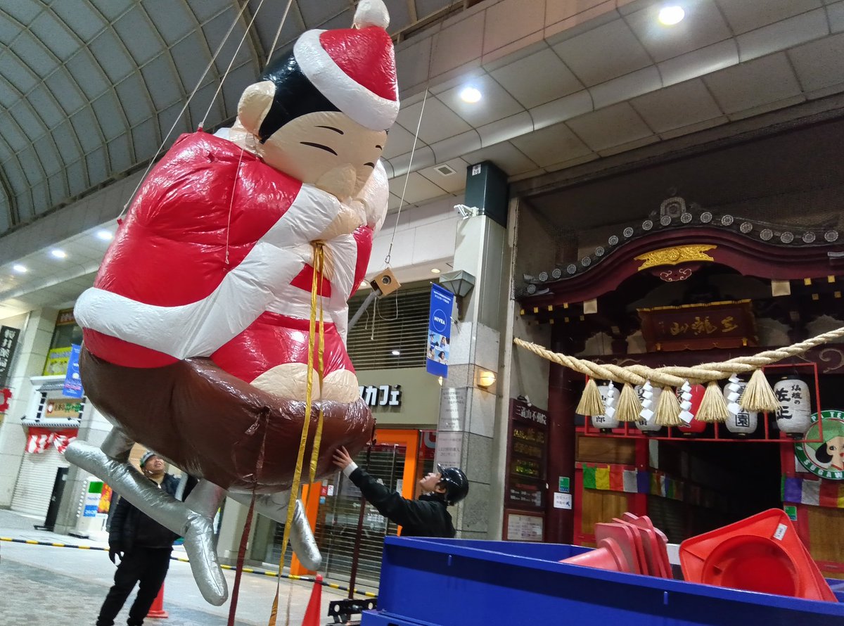 昨晩、仙台四郎サンタを密着取材しました！
＠仙台・クリスロード商店街
ぺしゃんこ状態からパンパンに成長するまで正味15分。四郎サンタは12月25日まで街のクリスマスムードを盛り上げます
（門田）
#仙台四郎
#クリスマスイルミネーション
#仙台レア画像
