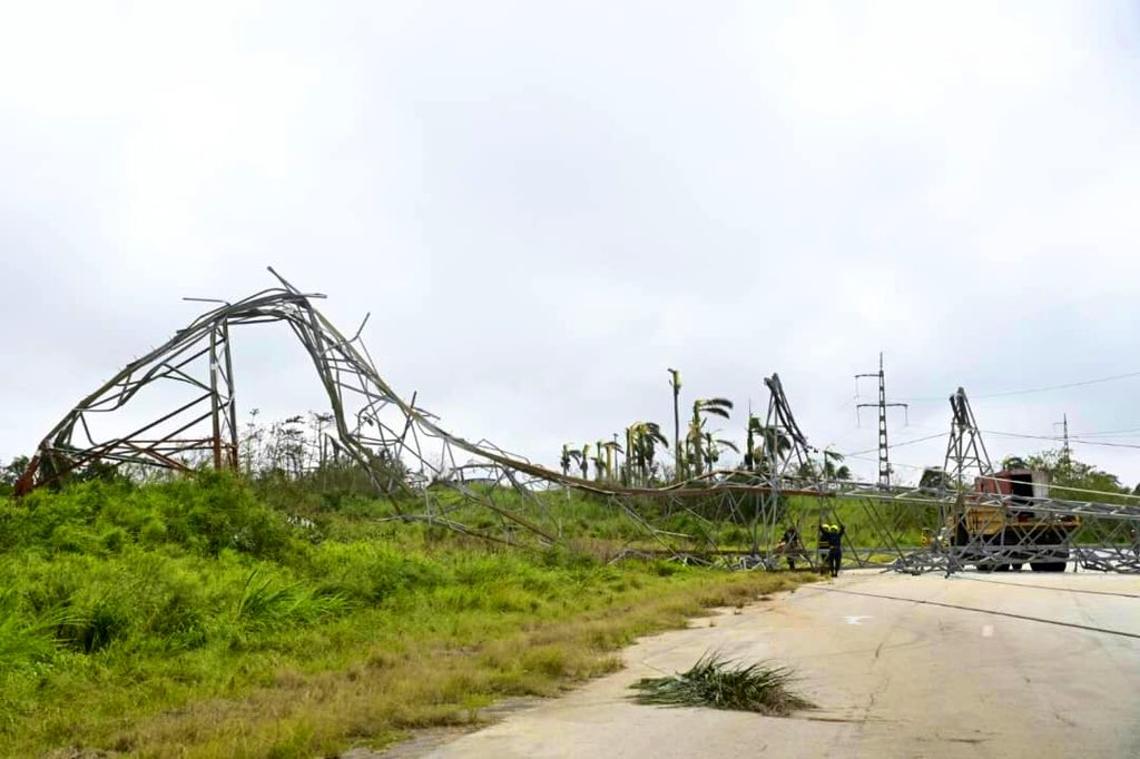 Las violentas rachas de viento del huracán #Rafael, encontraron la formidable pared de la organización, la acción coordinada de los factores y la solidaridad insuperable de nuestro pueblo. 

Aunque destruyó mucho, no deja fallecidos ni desaparecidos. 

#FuerzaCuba 🇨🇺