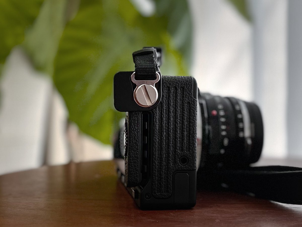 mt55674's tweet photo. Thumb Grip IIが届いた！
何コレ持ちやすい！！
純正グリップHG-11に慣れてたけど、こちらでも充分グリップしやすいし軽いし可愛い♡ fpが更にコンパクトに持ち歩けて嬉しい♪♪♪

#SIGMAfp https://t.co/gXhGq1ybi2
