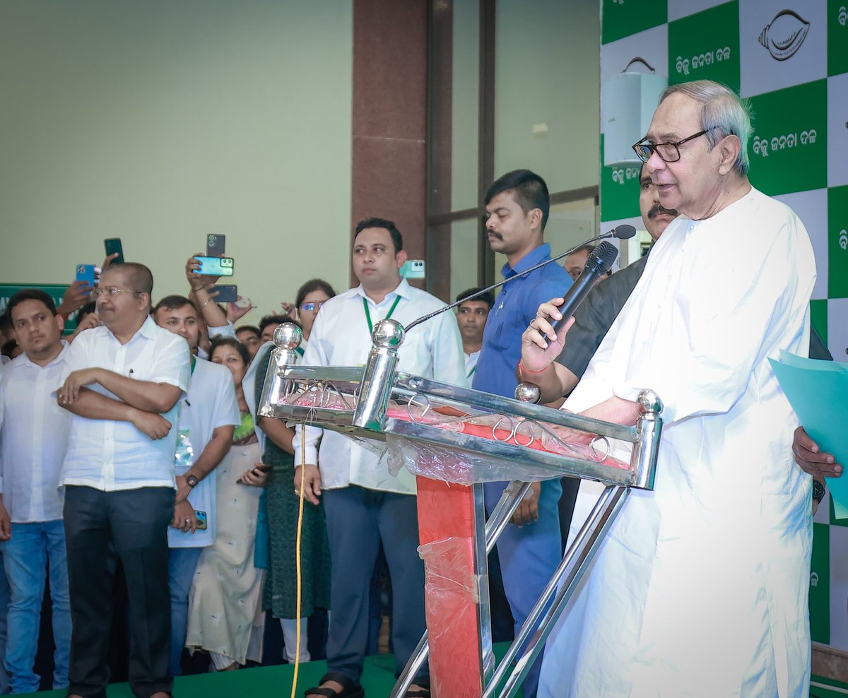 bjd_odisha's tweet photo. ଆମ ଯୁବକମାନେ ହେଉଛନ୍ତି ଦଳର ଭବିଷ୍ୟତ। ପ୍ରତିଟି ସଭ୍ୟ ହେଉଛନ୍ତି ଦଳର ଗୋଟିଏ ଗୋଟିଏ ସ୍ତମ୍ଭ। ସଭ୍ୟ ସଂଗ୍ରହ ଅଭିଯାନକୁ ବ୍ୟାପକ କରିବା ପାଇଁ ଶଙ୍ଖ ଭବନରେ ଆୟୋଜିତ ଛାତ୍ରମାନଙ୍କ ସ୍ଵତନ୍ତ୍ର କର୍ମଶାଳାରେ ସଭାପତି ଶ୍ରୀ @Naveen_Odisha ସମସ୍ତଙ୍କୁ ସମ୍ବୋଧନ କରିଛନ୍ତି।

ସାମାଜିକ ଗଣମାଧ୍ୟମରେ ସମସ୍ତେ ସକ୍ରିୟ ରହିବା ସହ ବିରୋଧିଙ୍କ ଅପପ୍ରଚାରର ଜବାବ ଦେବାକୁ ସେ ଆହ୍ଵାନ ଦେଇଛନ୍ତି।

ବିଜେଡିର ଯୋଜନା ଅନ୍ୟ ଦଳମାନଙ୍କ ପାଇଁ ଆଦର୍ଶ ହୋଇଛି। ଭୋଟ ବ୍ୟାଙ୍କ ସୃଷ୍ଟି କରିବା କେବେ ବି ଦଳର ଲକ୍ଷ୍ୟ ନ ଥିଲା।

ବିଜୁ ଜନତା ଦଳ ଓଡ଼ିଶାର ଏକ ନମ୍ଵର ଦଳ। ଓଡ଼ିଶାବାସୀଙ୍କ ହୃଦୟରେ ଅଛି। ଓଡ଼ିଆ ସ୍ୱାଭିମାନର ସୁରକ୍ଷା ତଥା ପରିଚୟକୁ ଉଜ୍ଜ୍ୱଳ କରିବା ଦିଗରେ କାମ ଜାରି ରଖିବା ପାଇଁ ସଭାପତି ସମସ୍ତଙ୍କୁ ପରାମର୍ଶ ଦେଇଛନ୍ତି।

#BJDWithOdisha
#BJD4Odisha