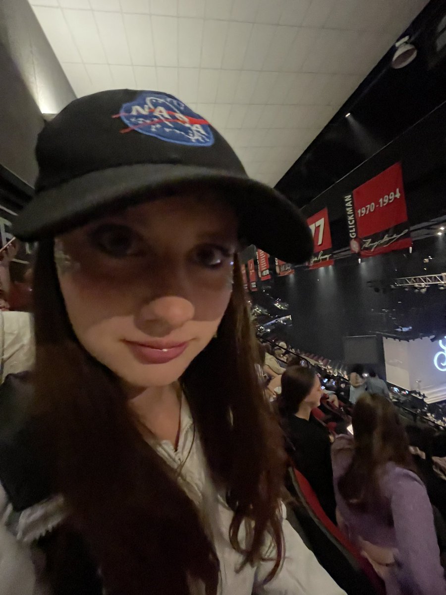 she's 17 and scared of sabrina carpenter :(