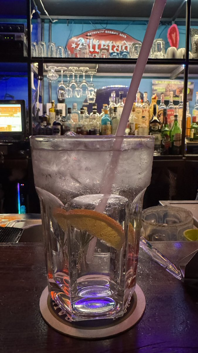 Aquí en el Gabba Gabba Bar echando un ginsito, al cabo mañana no chambeo.