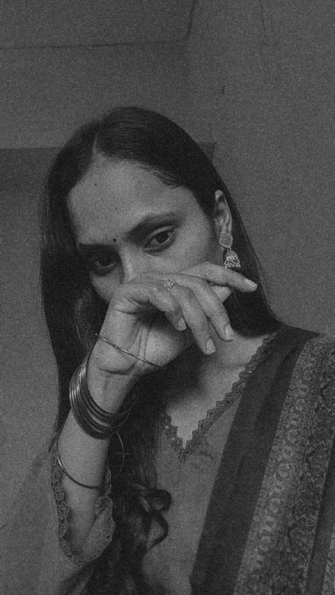 स्त्री जब प्रेम में होती है, 
तो वह नहीं चाहती प्रेम की कोई बड़ी कसमें या वादे,
 नहीं चाहती तुमसे कोई प्रेम पत्र, 
न ही मूल्यवान उपहार...

वह चाहती है कि प्रेम के लिए,
 तुम्हारे जीवन में छोटी सी उपस्थिति हो,
 तुम्हारे व्यस्त दिन में से थोड़ा सा वक्त मिले, 
ताकि उन चंद लम्हों को