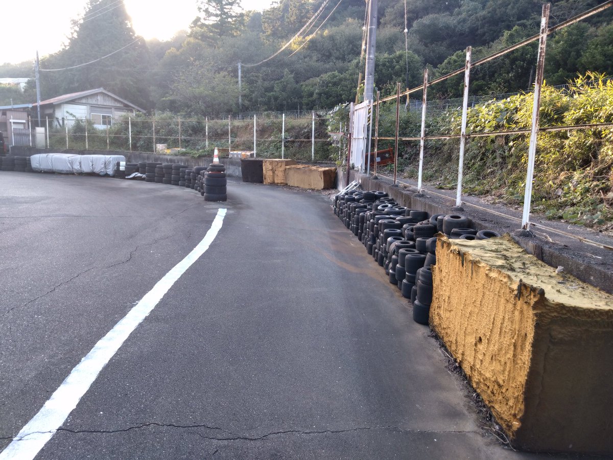 SKC1494398's tweet photo. 今回の事故で創業当時の左周りへ変更する事にしました。
前オーナーが右にしていたのを先月から引き継ぎ営業を開始しましたがやはり登りのコーナーが苦手な方が多く時折タイヤバリアに激突してました。
レイアウトが左になる事で進入は狭く出口が広がりラインの自由度がまし曲がりやすくなると思います https://t.co/VjnEYfnQ20