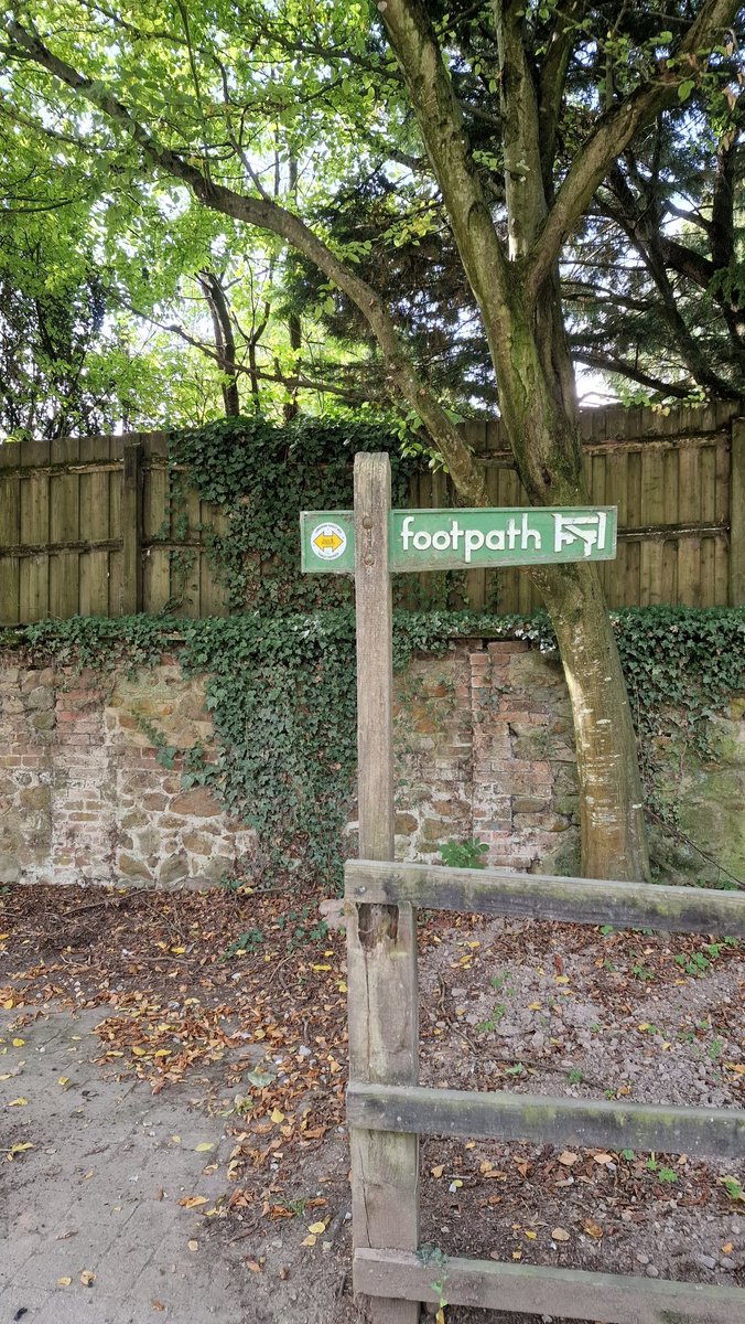 Roamingthepaths's tweet photo. Friday is not just Friyay,  but Fingerpost Friday.  

Here's one, I know not how old and should, from the times of the Royal County of Berkshire .....

There's a few of these about, both footpath abd bridleway.  

#fingerpostfriday https://t.co/B3ASwT64mj