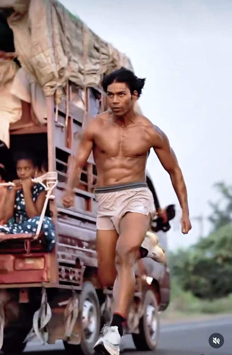 Anuyadav88's tweet image. वाकई अद्भुत है 🤗
बिहार  के पाकड़ गांव के राजा यादव की कहानी आजकल हर व्यक्ति की जुबान पर है उन्हें बिहार का टार्जन और बिहार के उसेन बोल्ट तक कहने लगे हैं राजा हर दिन 3000 पुश-अप्स और 2 किलोमीटर की दौड़ लगाकर सभी को चौंका देते  हैंl 
#rajayadav #desitarjan