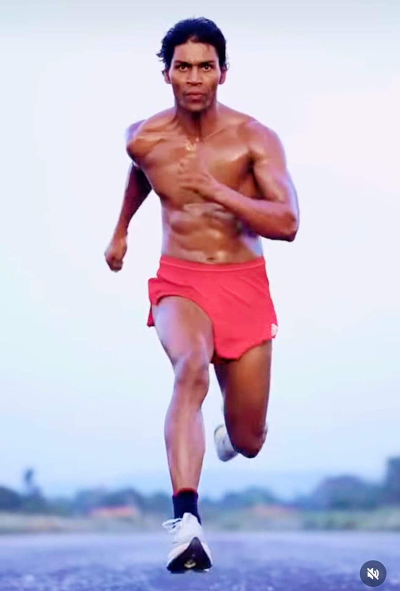 Anuyadav88's tweet image. वाकई अद्भुत है 🤗
बिहार  के पाकड़ गांव के राजा यादव की कहानी आजकल हर व्यक्ति की जुबान पर है उन्हें बिहार का टार्जन और बिहार के उसेन बोल्ट तक कहने लगे हैं राजा हर दिन 3000 पुश-अप्स और 2 किलोमीटर की दौड़ लगाकर सभी को चौंका देते  हैंl 
#rajayadav #desitarjan