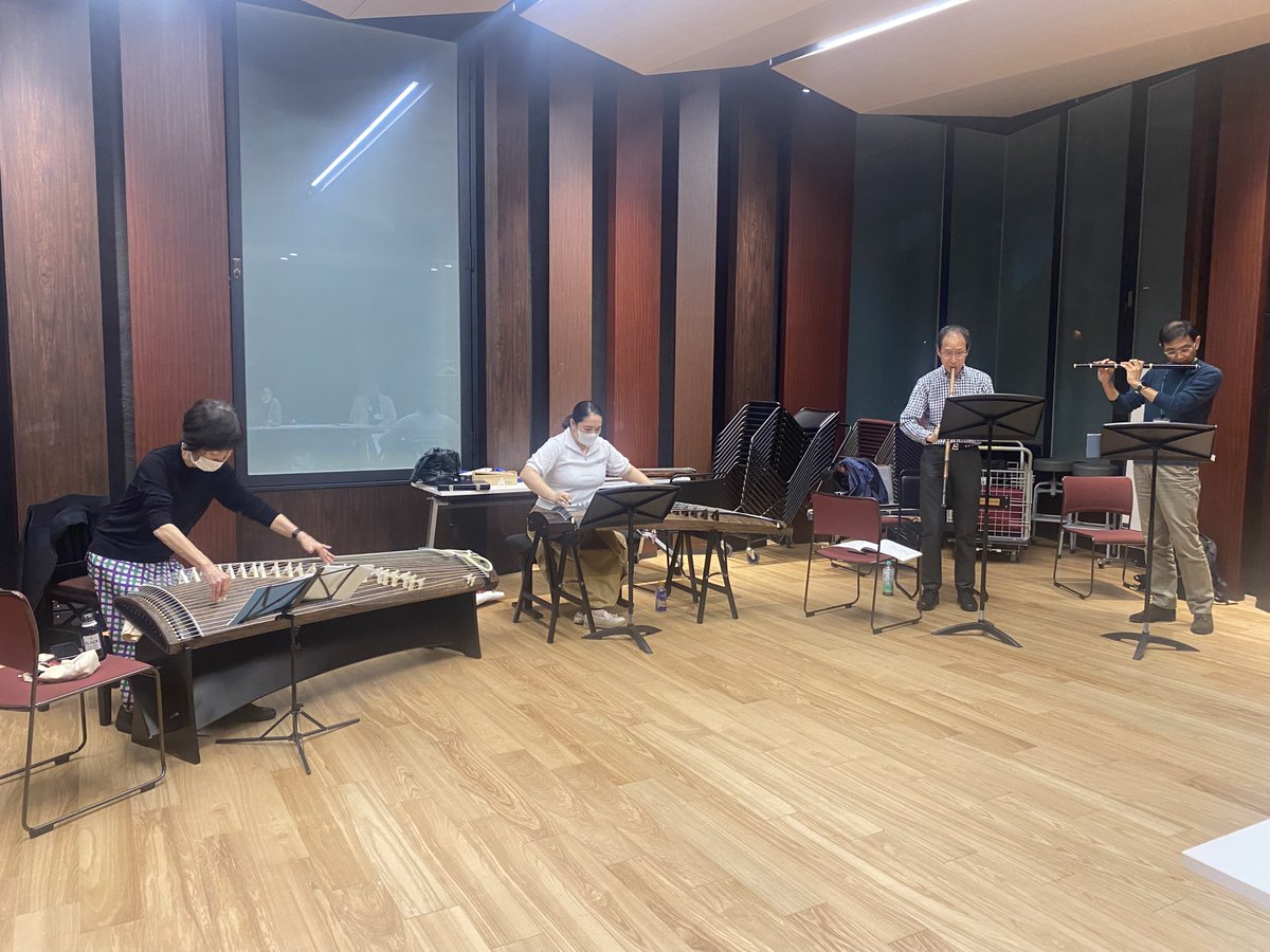 TCM_tabunka's tweet image. 多文化音楽 教員コンサート、いよいよ明日開催です📣
明日に向けて着々と準備を進めています！初演作品など、多文化音楽ならではのプログラムをお楽しみいただけるかと思います…！
皆様のご来場を心よりお待ちしております✨