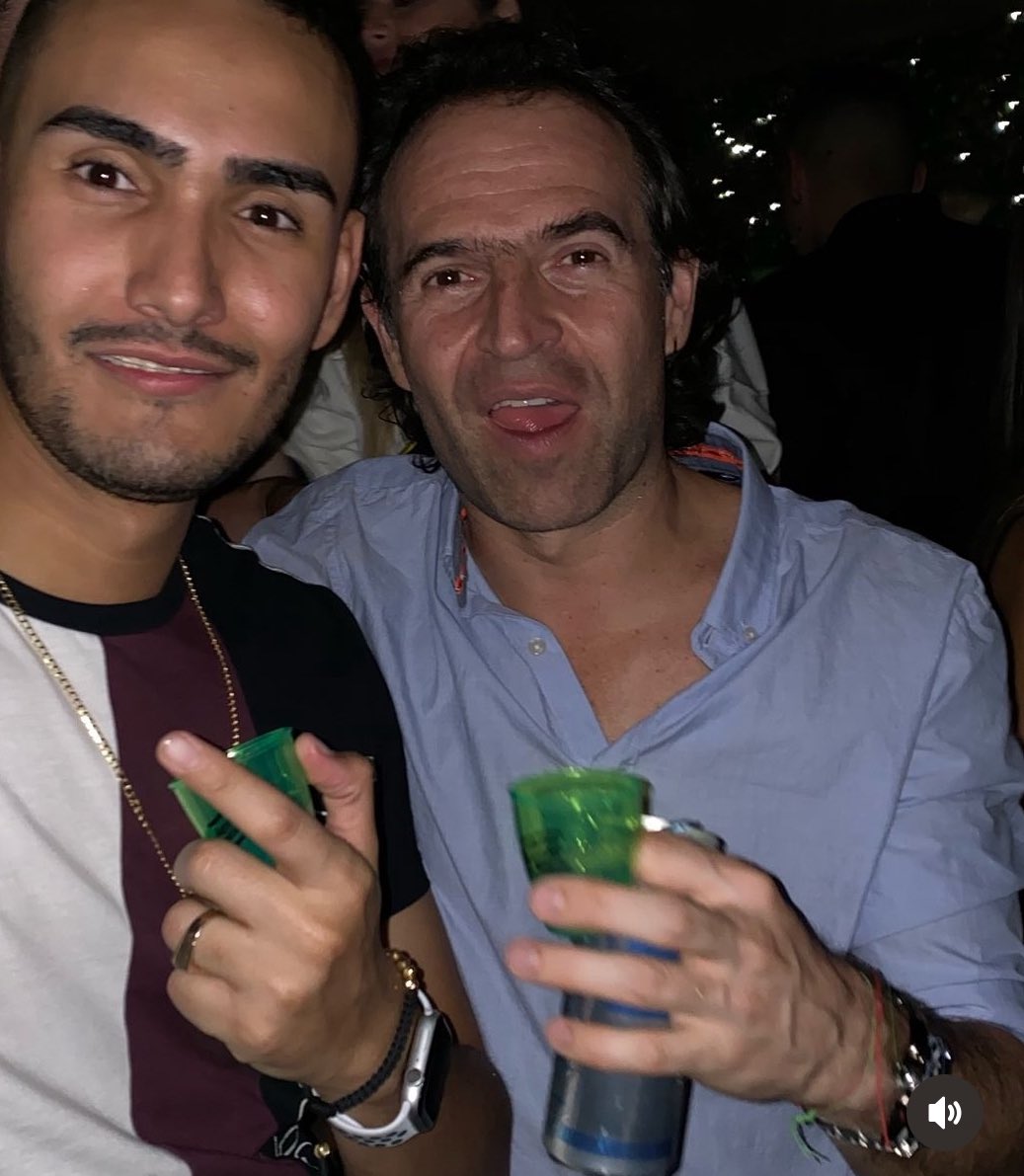 nometiente2's tweet photo. ¿Qué pasa si combinan las bebidas alcohólicas con bebidas energizantes, como parece que hace Fico Gutiérrez según esta foto?

"El efecto directo más común es una intoxicación hepática que tiene síntomas como dolor de cabeza, dilatación de las pupilas, vómito, taquicardia, hipertensión arterial, entre otras. Además, el efecto estimulante de las bebidas energizantes se contrapone con el efecto depresor del alcohol, lo que ocasiona una falsa sensación de sobriedad y disminuye la capacidad de percibir cuanto alcohol se ha consumido, lo que aumenta el riesgo de una intoxicación alcohólica. Su consumo también ocasiona una falsa percepción de la capacidad para conducir vehículos o tomar otras decisiones, lo que aumenta la probabilidad de participar en conductas que ponen en riesgo tu salud (como conducir ebrio, tener sexo sin protección, involucrarte en peleas, intentar suicidarte, etc.)"

Fuente: https://t.co/kPJqTU01Da 

No sigan ese mal ejemplo del Alcalde de Medellín