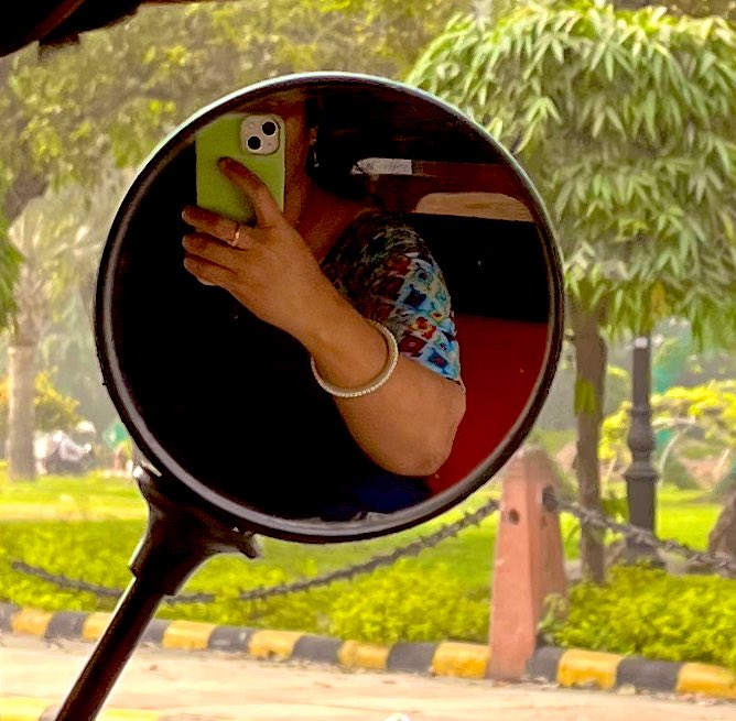 JaunSee's tweet photo. हम ने देखा तो हम ने ये देखा
जो नहीं है वो ख़ूबसूरत है!!!

#जौन_एलिया https://t.co/P52ecOLS5H