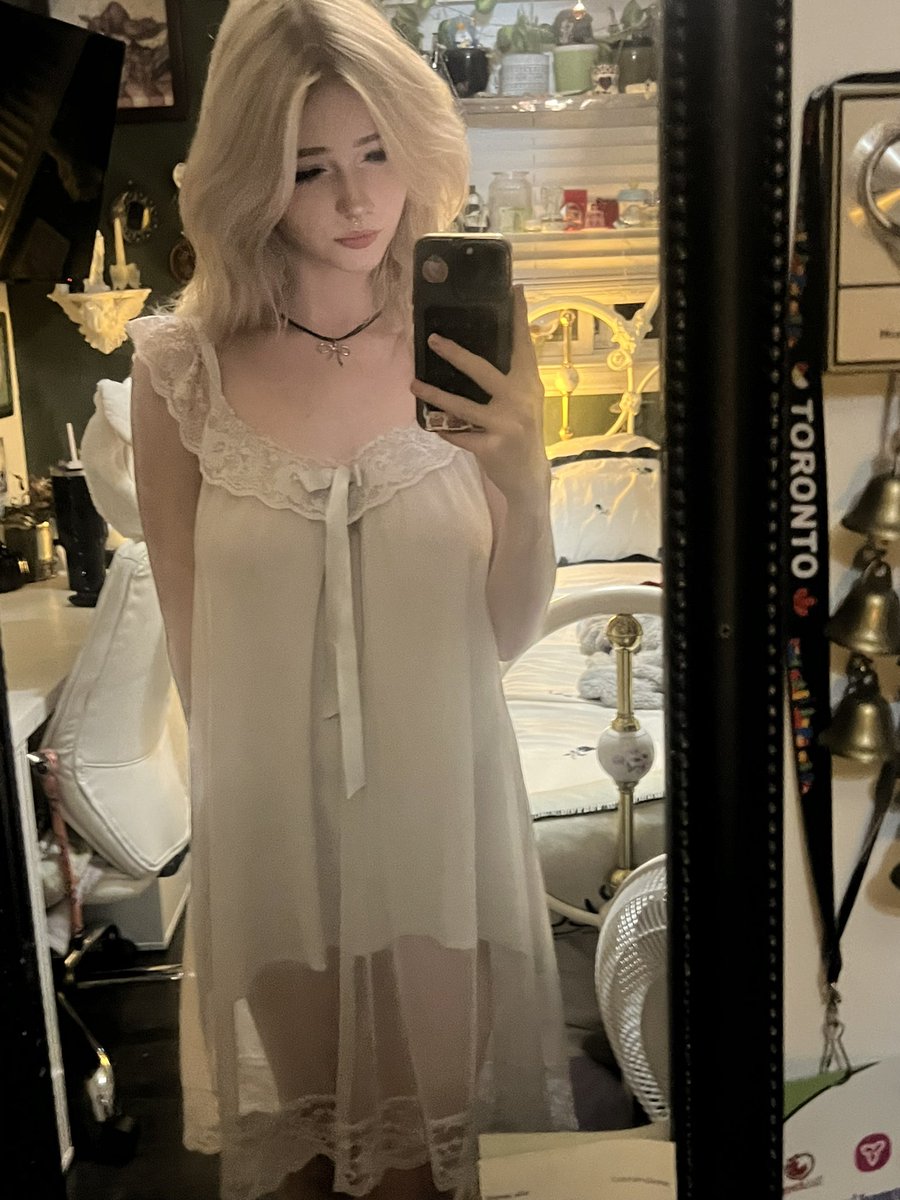 ashleyscarr's tweet photo. fav nightgown 🤍 #egirl #nightgown #sugarbaby #fansly https://t.co/KajLBPCBp7