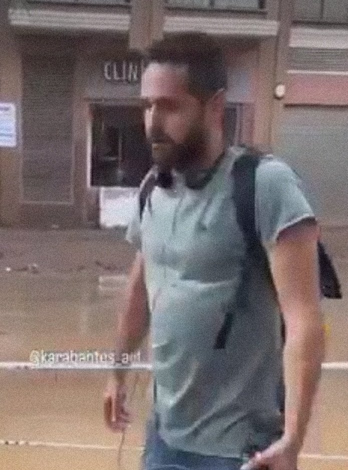 Reconqvista's tweet photo. Se llama Mauro es cámara de televisión y "se caga el la puta madre" de un valenciano que recrimina su servilismo y manipulación. https://t.co/sNs6USYXVp