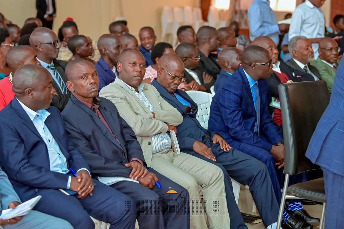 Ntare Rushatsi House (@ntarehouse) on Twitter photo Le Chef de l’Etat SE <a href="/GeneralNeva/">SE Evariste Ndayishimiye</a> rappelle que la Vision 2040-2060 n’est pas à politiser, demande aux leaders des Partis politiques de ne pas confondre "Vision" et "programme
politique", d'aligner, par contre, les programmes politiques de leurs Partis sur la Vision. Le Chef de l’Etat SE <a href="/GeneralNeva/">SE Evariste Ndayishimiye</a> rappelle que la Vision 2040-2060 n’est pas à politiser, demande aux leaders des Partis politiques de ne pas confondre "Vision" et "programme
politique", d'aligner, par contre, les programmes politiques de leurs Partis sur la Vision.