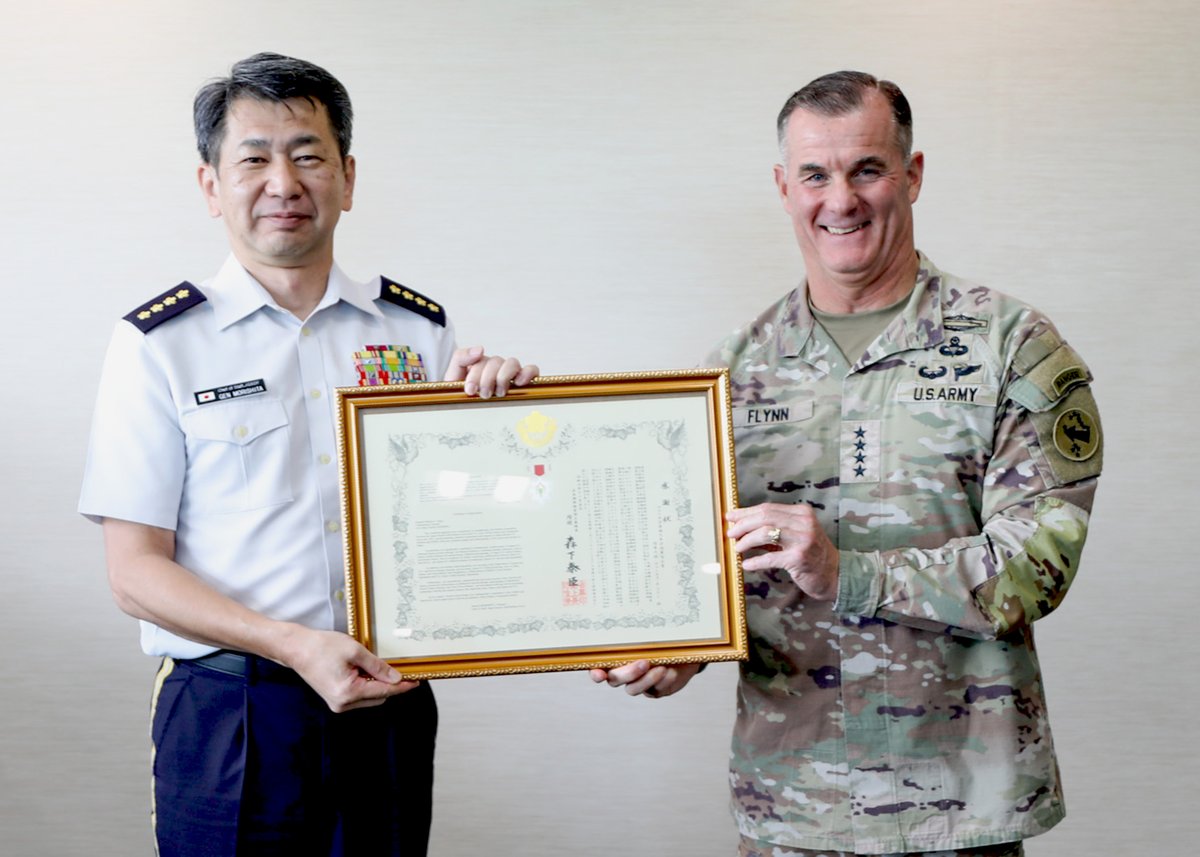 防衛省 陸上自衛隊 (@jgsdf_pr) on Twitter photo 🇺🇸🇯🇵森下陸上幕僚長は、11月7日、米太平洋陸軍司令官の交代に伴いハワイ・フォートシャフターにて、退役されるフリン司令官及び着任されるクラーク司令官との懇談を行い、フリン司令官に対して感謝状を贈呈しました。<a href="/USARPAC/">U.S. Army Pacific</a> 🇺🇸🇯🇵森下陸上幕僚長は、11月7日、米太平洋陸軍司令官の交代に伴いハワイ・フォートシャフターにて、退役されるフリン司令官及び着任されるクラーク司令官との懇談を行い、フリン司令官に対して感謝状を贈呈しました。<a href="/USARPAC/">U.S. Army Pacific</a>