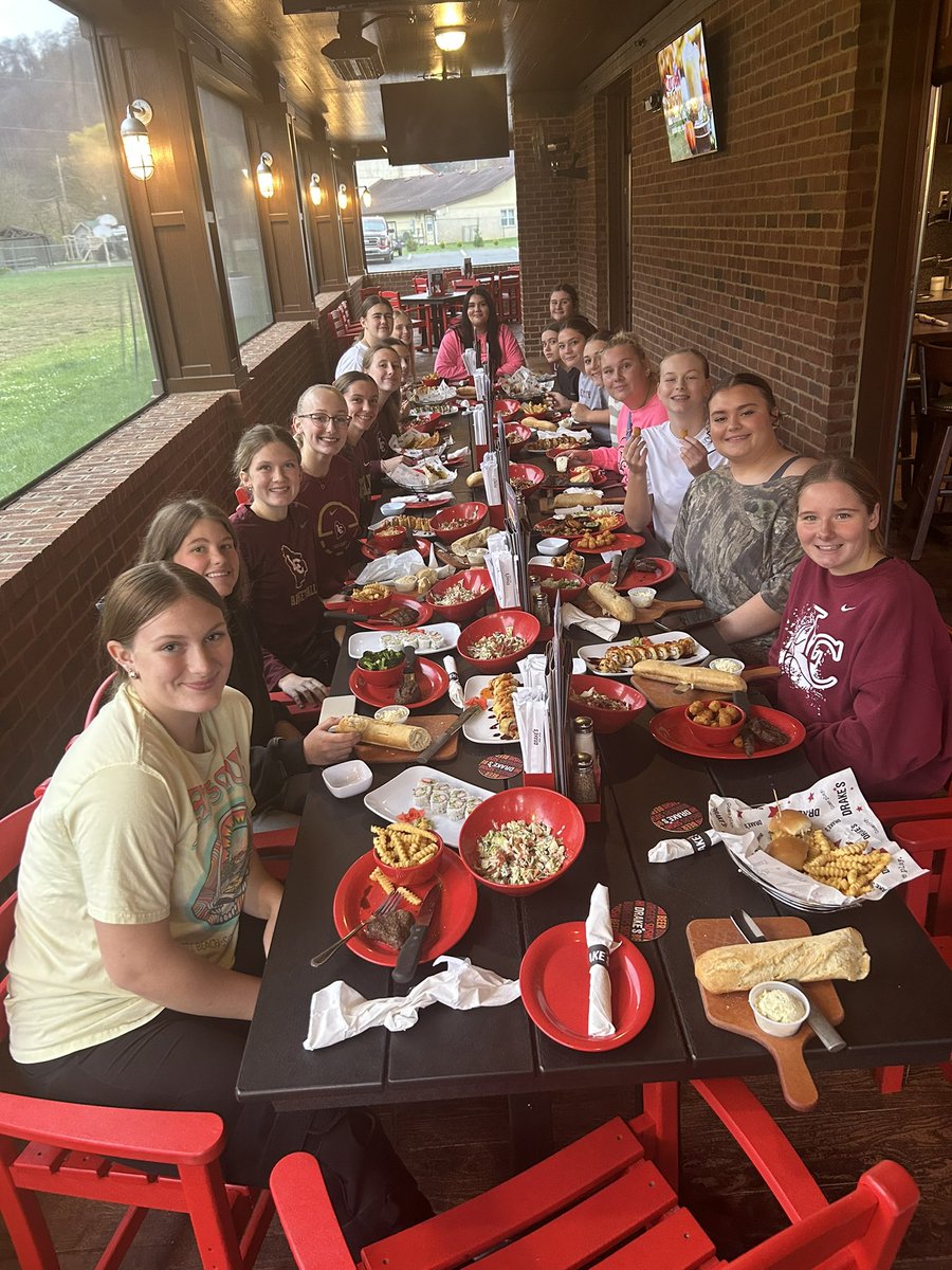 CoachFarmerLC's tweet photo. the best evening I’ve had in a while! some time to celebrate, fellowship, and have some fun as a family!!! we tip off 4 weeks from today! 🏀🦅 https://t.co/WwfsTCO32H