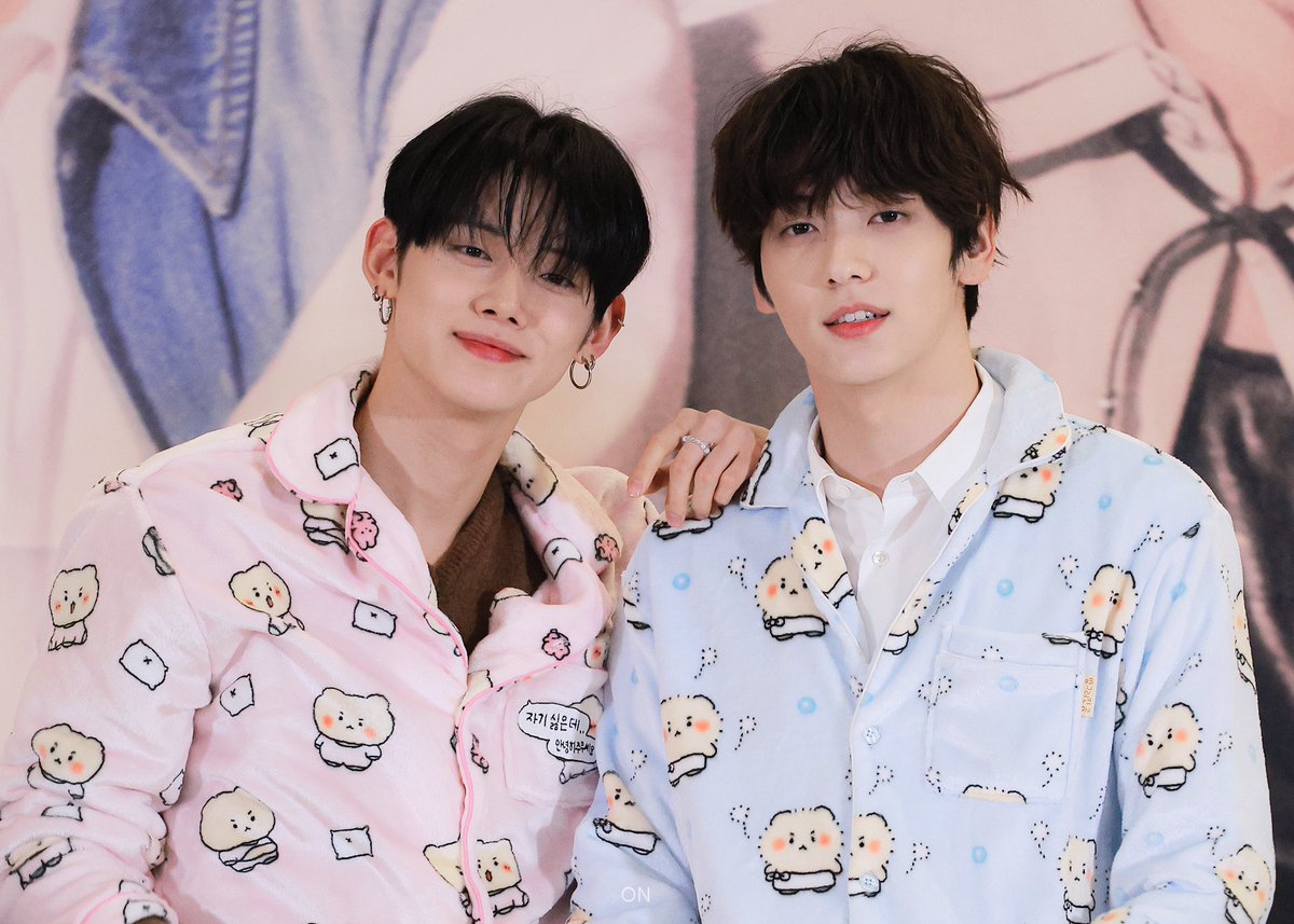 pupbini's tweet photo. 241107 🐶 😽

#수빈 #연준 #SOOBIN #YEONJUN
#TXT #TOMORROW_X_TOGETHER https://t.co/8Gy5A4ZWB1