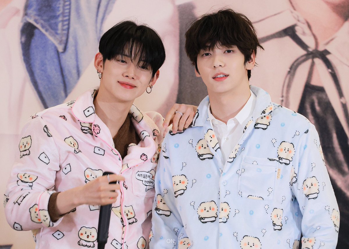 pupbini's tweet photo. 241107 🐶 😽

#수빈 #연준 #SOOBIN #YEONJUN
#TXT #TOMORROW_X_TOGETHER https://t.co/8Gy5A4ZWB1