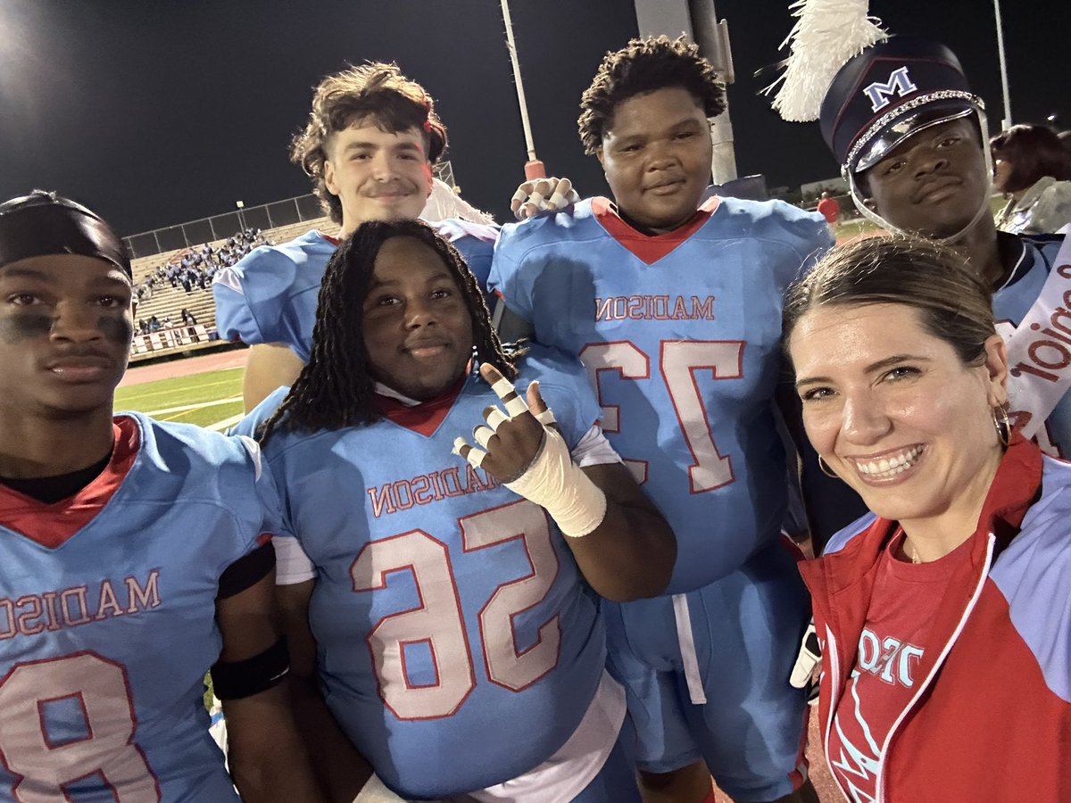 MsNataliePriwer's tweet photo. These Seniors are special!! This win was a memorable one! Enjoy these moments boys ❤️🩵#MadisonPride #MarlinNation #SeniorNight https://t.co/cucQ4Ohcrf