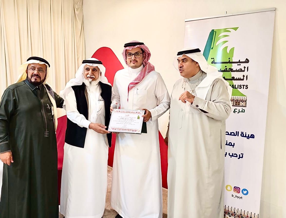 نفّذ فرع هيئة الصحفيين السعوديين بمنطقة عسير بالتعاون مع نادي أبها الأدبي ورشة عمل بعنوان "الذكاء الاصطناعي في خدمة الإعلام" بقاعة المسامرات بنادي أبها الأدبي، وقدمها الدكتور علي محمد القحطاني، وكيل الكلية التطبيقية ومدير مركز الذكاء الاصطناعي بجامعة الملك خالد.
حضر الورشة عدد