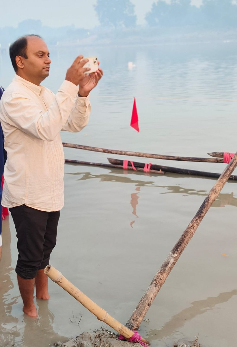 जिलाधिकारी समस्तीपुर श्री रोशन कुशवाहा द्वारा उदीयमान सूर्य को अर्घ्य दिया गया एवं संपूर्ण जिले के लोगों के समृद्धि, सुख ,शांति की कामना की गई।