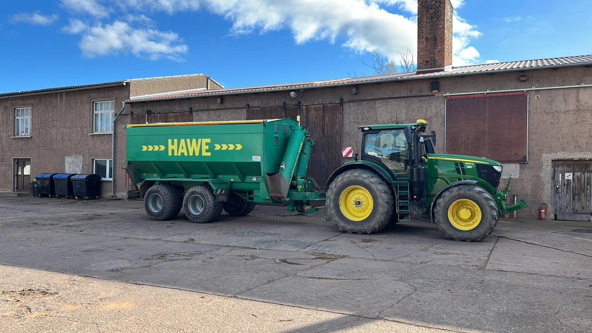 profiMagazin's tweet photo. Ein #JohnDeere 6250R mit #Hawe Überladewagen. https://t.co/JwwHFLG36O