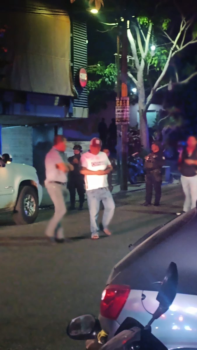 AloOlivera's tweet photo. Una noche de terror se vivió en la capital oaxaqueña con la ejecución de no 1, sino 5 personas, todas escoltas del líder transportista Marcos Sánchez, quien sobrevivió. Más de cien detonaciones de armas largas, pero para las autoridades #Oaxaca es de los más seguros https://t.co/xQb5U2Ql2s