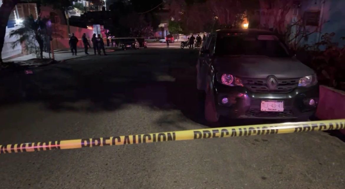 AloOlivera's tweet photo. Una noche de terror se vivió en la capital oaxaqueña con la ejecución de no 1, sino 5 personas, todas escoltas del líder transportista Marcos Sánchez, quien sobrevivió. Más de cien detonaciones de armas largas, pero para las autoridades #Oaxaca es de los más seguros https://t.co/xQb5U2Ql2s