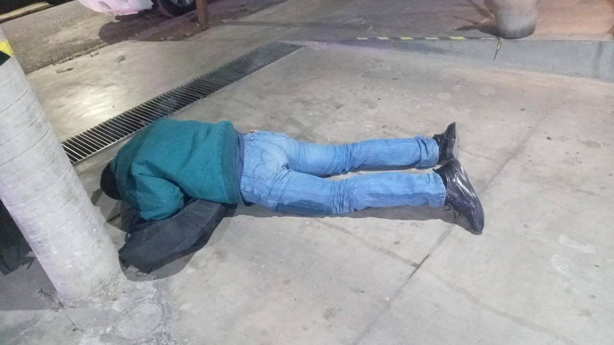 AloOlivera's tweet photo. Una noche de terror se vivió en la capital oaxaqueña con la ejecución de no 1, sino 5 personas, todas escoltas del líder transportista Marcos Sánchez, quien sobrevivió. Más de cien detonaciones de armas largas, pero para las autoridades #Oaxaca es de los más seguros https://t.co/xQb5U2Ql2s