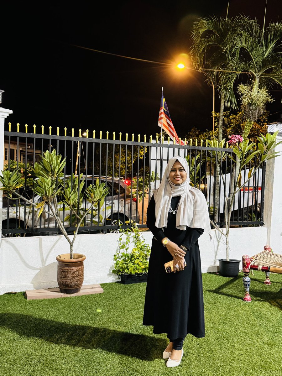 সকল ফ্যাশন ডিজাইনার ও গার্মেন্টস মালিকদের উদ্দেশ্যে আমার বার্তা: অনেক পোশাকের ডিজাইন গলা থেকে বুক পর্যন্ত কাজ করা থাকে,যা হিজাব পরিধানকারীদের জন্য উপযোগী নয়। অনুরোধ থাকবে,আপনারা ফুলহাতা ও নিচের অংশে ডিজাইন করার দিকে নজর দিন। বিশাল বাজার অপেক্ষা করছে!  #বাংলাদেশ #হিজাবিফ্যাশন