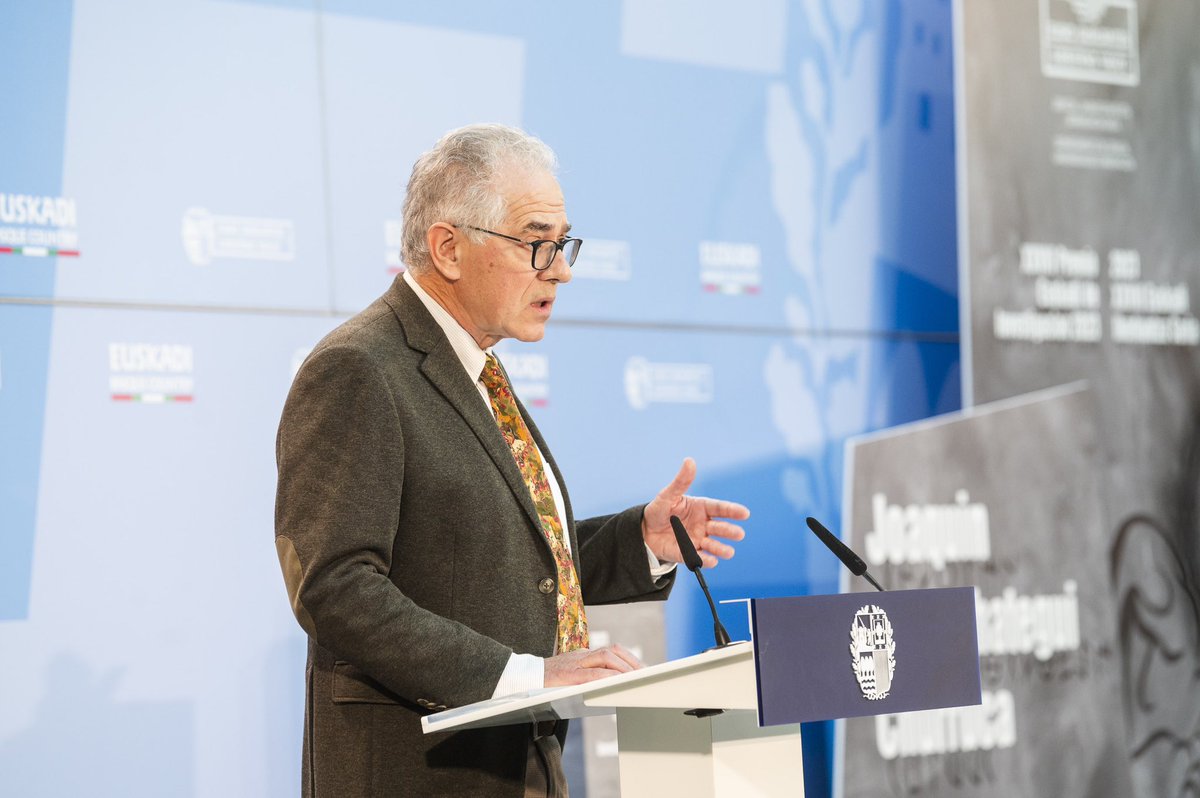 ErnestoQA's tweet photo. Muy orgulloso de que un miembro de nuestra comunidad universitaria @upvehu, el profesor Joaquín Gorrochategui, catedrático del Departamento de Estudios Clásicos de @Letrak_EHU haya recibido el Premio Euskadi de Investigación 2023 https://t.co/vKiJ1vmA8b