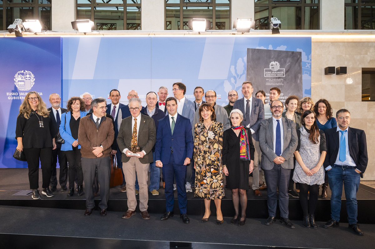 ErnestoQA's tweet photo. Muy orgulloso de que un miembro de nuestra comunidad universitaria @upvehu, el profesor Joaquín Gorrochategui, catedrático del Departamento de Estudios Clásicos de @Letrak_EHU haya recibido el Premio Euskadi de Investigación 2023 https://t.co/vKiJ1vmA8b